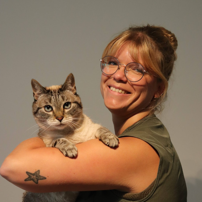 Nathalie Hairion Docteur Vétérinaire avec un chat