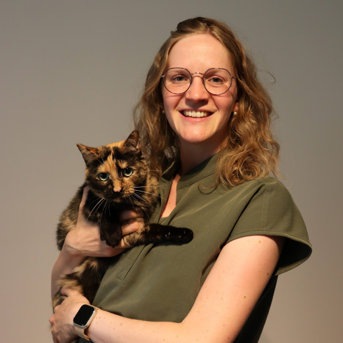 Pauline De Meese Docteur Vétérinaire avec un chat